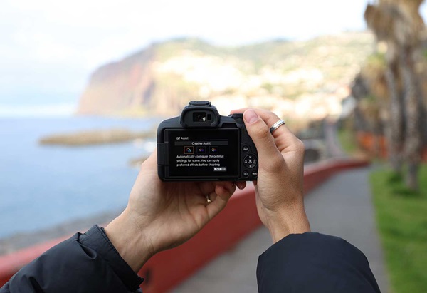 Wil Calabio photographing using the EOS R50