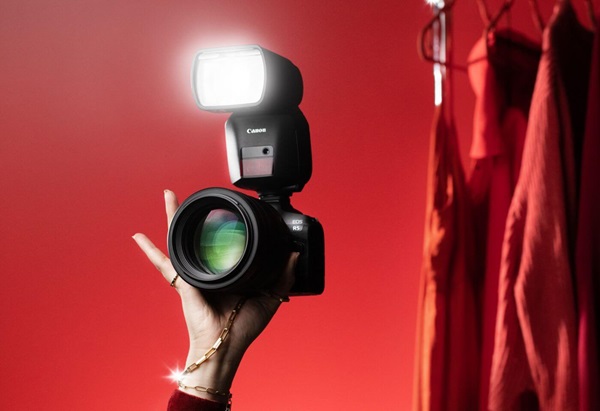 Image of EOS R5 with speedlite