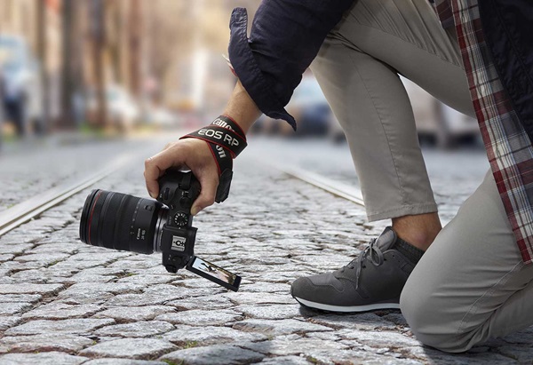 Image of photographer using the Canon EOS RP vari-angle monitor
