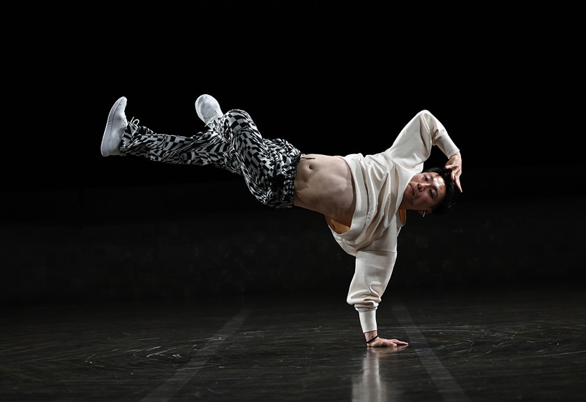 Image of a man dancing captured with RF 70-200mm f/2.8L IS USM Z lens