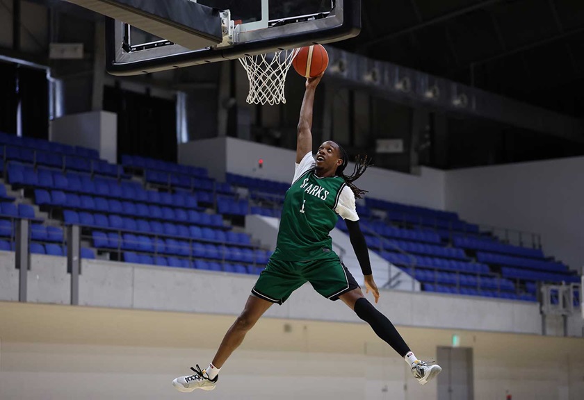 Image of a man dunking captured with RF 70-200mm f/2.8L IS USM Z lens